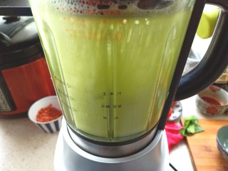 12、香瓜芹菜汁,按下开关，打一分钟即可，倒入杯子中