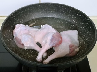 1、孜然烤琵琶鸭腿,首先将鸭腿儿温水洗干净,之后再焯水,冷水入锅,大火烧开煮2-3分钟。