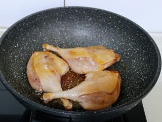 4、孜然烤琵琶鸭腿,加入焯水的鸭腿,小火翻炒糖色,加入料酒去腥。