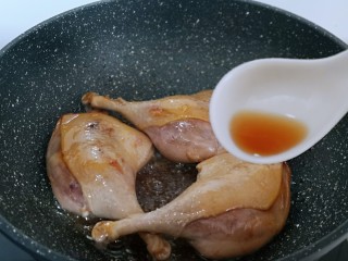 5、孜然烤琵琶鸭腿,加入料酒。