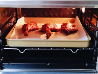 12、孜然烤琵琶鸭腿,将烤盘入烤箱中层。