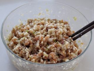 3、脆底猪肉洋葱锅贴,待肉馅粘稠上劲儿，再将洋葱切碎，放到肉馅中搅拌均匀，馅料就调好了