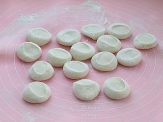 4、脆底猪肉洋葱锅贴,案板撒面粉防粘，取出饧好的面团揉匀后切割成面剂子，要比饺子的稍微大一点，用手掌按扁