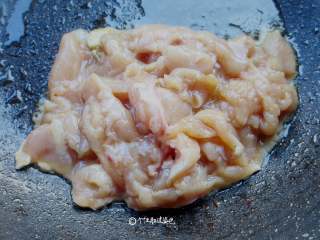 4、彩椒鸡胸肉,油烧热之后倒入腌好的鸡肉大火快速翻炒,炒至鸡片颜色变浅捞出。