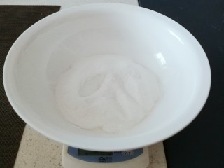 1、红糖糍粑,糯米粉称重