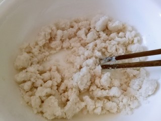 3、红糖糍粑,先和成絮状