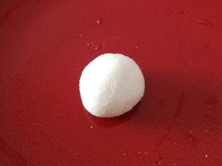 8、红糖糍粑,取一份约25克面团 揉圆