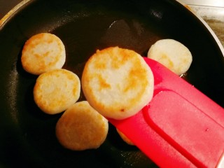 12、红糖糍粑,煎至一面金黄 翻另一面煎制