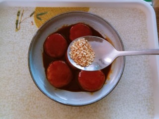 15、红糖糍粑,盛到碗里 撒上熟芝麻