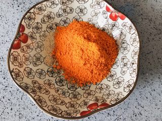 3、无需烤箱，超受欢迎的奥尔良鸡腿你值得拥有,奥尔良调料和白胡椒粉称量好。