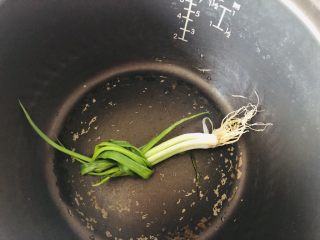 5、无需烤箱，超受欢迎的奥尔良鸡腿你值得拥有,电饭煲内放入小葱，无需放油。