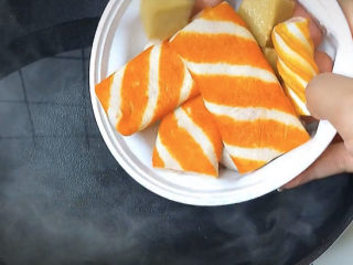 1、麻辣拌,喜欢麻辣烫的一个原因就和火锅一个道理,想吃啥就放啥。我超喜欢吃各种火锅料,各种丸子之类的。这类的要煮比较久又不容易变形,水开先下锅。