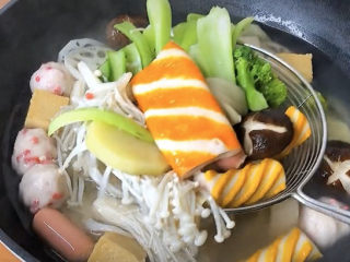 4、麻辣拌,把所有食材全都煮熟捞出沥水,如果煮出来脏东西比较多,可以用纯净水冲洗一下,这样做出来的麻辣伴看着才清楚有食欲。