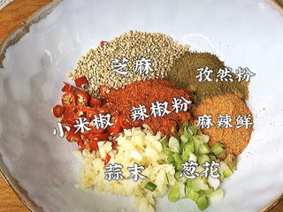 5、麻辣拌,接下来就是做麻辣伴的灵魂了,一个超好吃的伴酱,需要用到的材料比较多,已经备注在上面了。这是小九多次尝试后觉得这个配方好吃的。