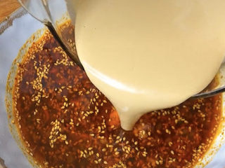 9、麻辣拌,最后重点来了,芝麻酱是麻辣伴必不可少的一味调料,它可以中和辣味,又增加了芝麻的香味。芝麻酱可以多放一点,如果不喜欢它的话,就少放一点。