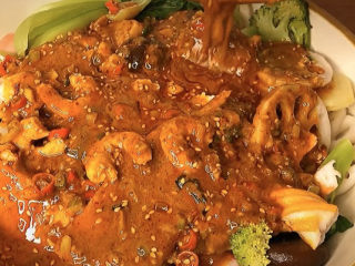 11、麻辣拌,调料和喜欢的菜都齐全了,把酱汁浇到食材上,瞬间食欲就来了。