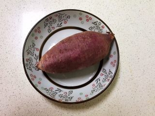 2、花样豆沙包,紫薯清洗干净,削皮后切成小片,放入蒸锅蒸熟