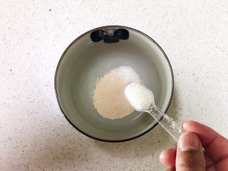 5、花样豆沙包,在碗里加入2克白砂糖