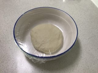 8、花样豆沙包,揉成光滑的面团,盖上保鲜膜饧发40分钟