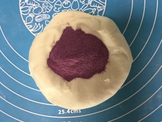 11、花样豆沙包,把面团分成3等份,取1块面团,加入10克紫薯粉