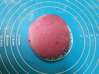 12、花样豆沙包,揉成光滑的面团