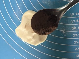 13、花样豆沙包,在另外一个面团里加入5克可可粉