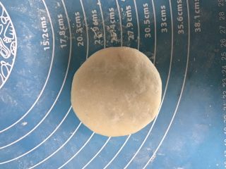 16、花样豆沙包,像包包子一样包好,收口捏紧向下,稍微压扁一点