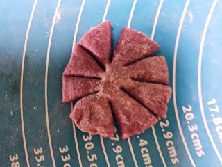 18、花样豆沙包,用刀切成八个花瓣