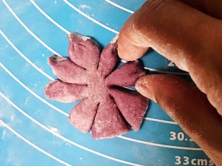 19、花样豆沙包,用手把每个花瓣边缘捏出尖角