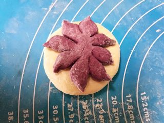 21、花样豆沙包,把做好的花瓣放到紫薯豆沙包上,一个花样豆沙包就做好了