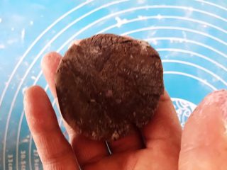 22、花样豆沙包,再取出可可面团,压扁