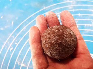 23、花样豆沙包,放入一颗红豆沙,像包包子一样包起来,收口捏紧