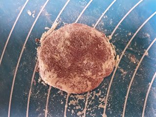 24、花样豆沙包,取另一个紫薯面团,压扁