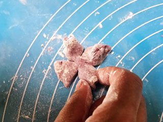 26、花样豆沙包,花瓣边缘捏出尖角
