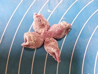 27、花样豆沙包,4角花瓣做好了