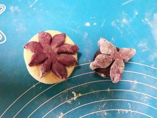 29、花样豆沙包,2个花样豆沙包盖上保鲜膜二次饧发15分钟