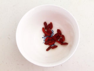 5、糖水鸡蛋,枸杞清洗干净