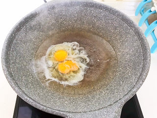 7、糖水鸡蛋,把鸡蛋倒入锅中