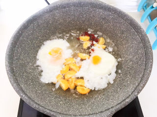 10、糖水鸡蛋,加入枸杞子烧开后煮2分钟