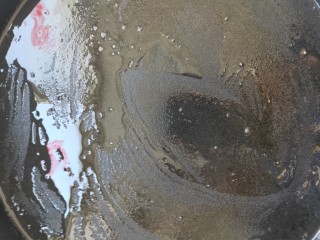 2、街头手抓饼的吃法----懒人必备早餐,电饼铛倒入适量的油，用刷子均匀涂抹开，下档打开预热1-2分钟。 