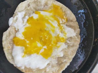 5、街头手抓饼的吃法----懒人必备早餐,鸡蛋定型后用铲子把鸡蛋轻轻的弄碎，电饼铛开上档 