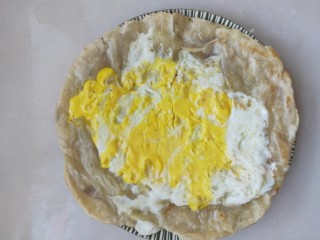 6、街头手抓饼的吃法----懒人必备早餐,煎至鸡蛋熟透，手抓饼也变金黄，关火，盛出装盘