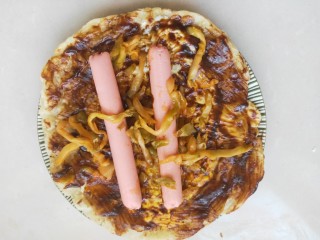 7、街头手抓饼的吃法----懒人必备早餐,用刷子涂上自己喜欢的酱，放上自己喜欢的蔬菜，火腿肠，咸菜等。 