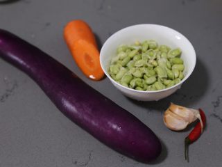 1、毛豆烧茄子,材料准备好