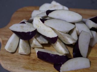 2、毛豆烧茄子,茄子切大块