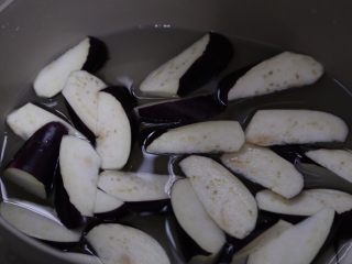 3、毛豆烧茄子,泡入水中待用，防止变色