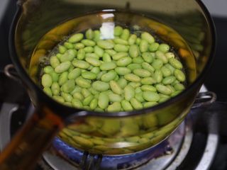 4、毛豆烧茄子,毛豆洗干净，放入滚水中焯软后捞出