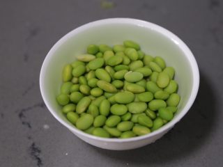 5、毛豆烧茄子,泡入凉水中待用