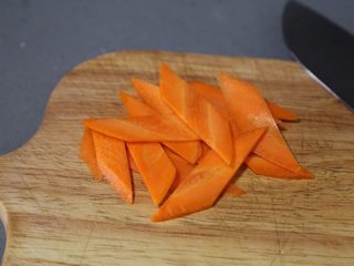 6、毛豆烧茄子,胡萝卜切片