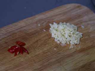 7、毛豆烧茄子,蒜切末，小米辣切丁